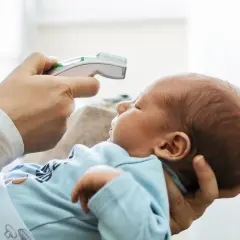 Jak skutecznie i bezpiecznie zbijać gorączkę u niemowlaka – sprawdzone metody