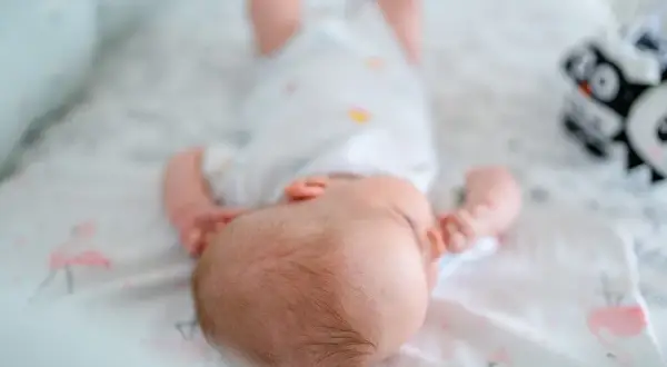 Kiedy wycierają się włosy u niemowlaka i co warto wiedzieć?