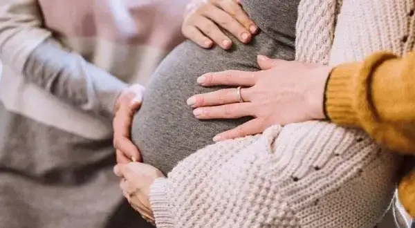 Co przepowiada zbliżający się poród? Objawy, które musisz znać