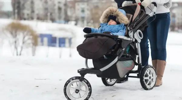 Kiedy nie wychodzić z niemowlakiem na spacer? Bezpieczeństwo i komfort dziecka